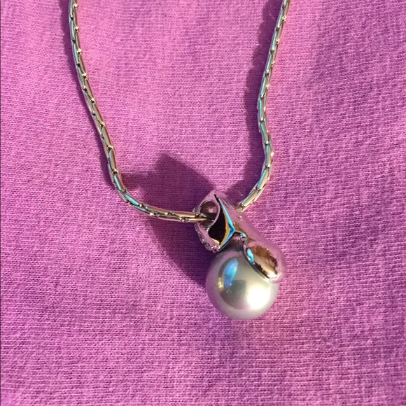 DELICATE SILVER TONE NECKLACE WITH GRAYISH PEARL - Picture 4 of 5